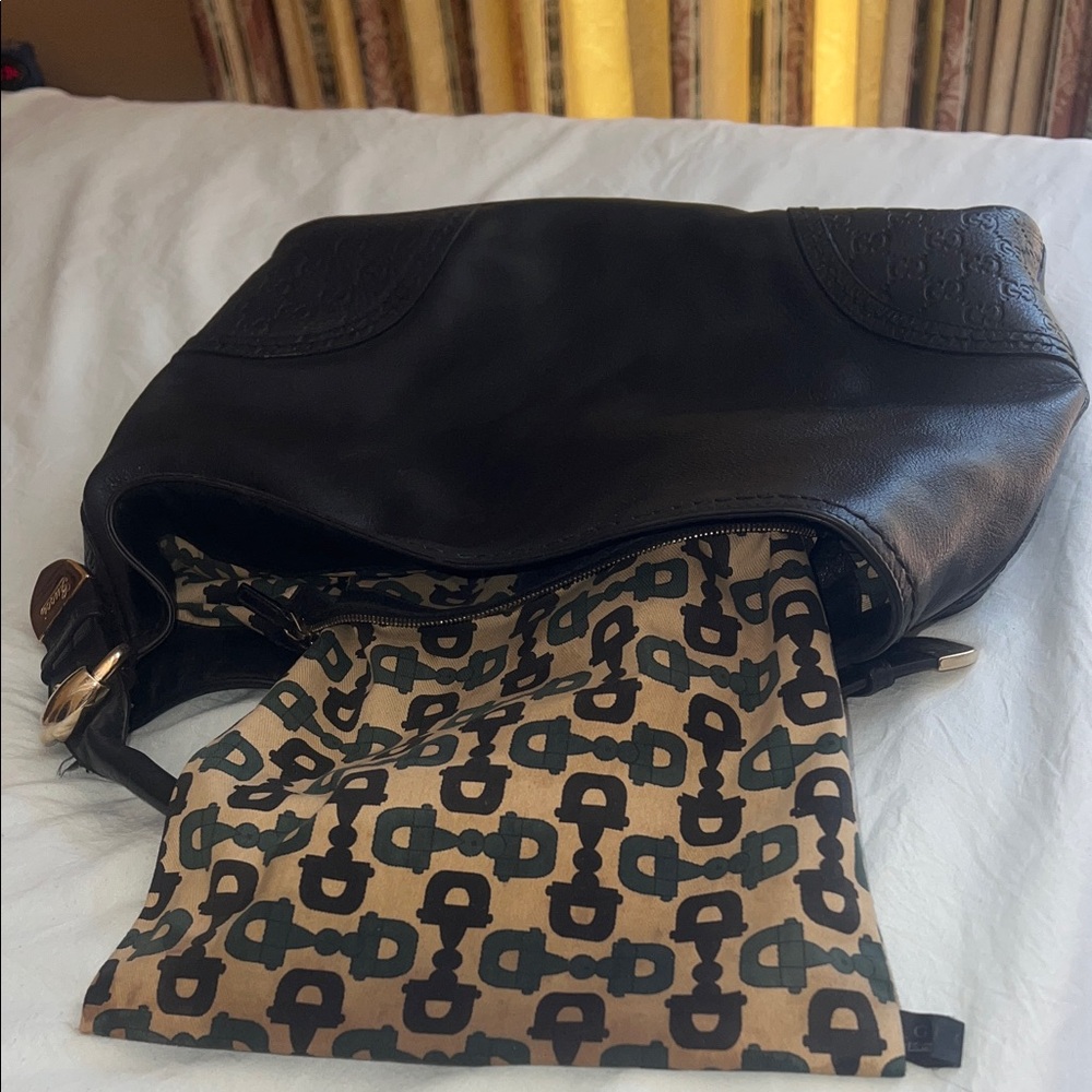 💯 Authentic Gucci Black Leather Shoulder Bag with Gold Details - Picture 7 of 13